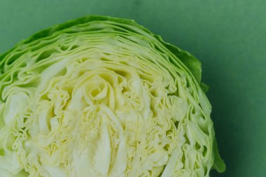 Ayrıntılı yaprak yapısını gösteren yarım yamalak lahana.