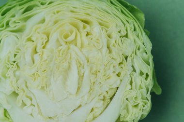 Ayrıntılı yaprak yapısını gösteren yarım yamalak lahana.