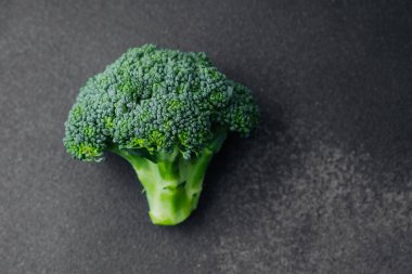 Brokoli floreti siyah arkaplan görünümünde izole edildi