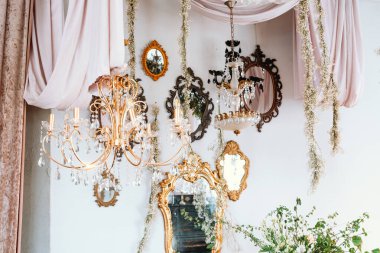 Güzel avizeler ve klasik aynalar şık bir mekanın duvarlarını süslüyor..