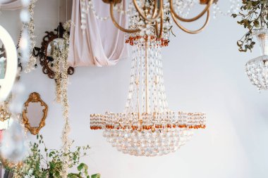 Kristallerle süslenmiş güzel bir avize şık ve yaratıcı bir odayı aydınlatır..