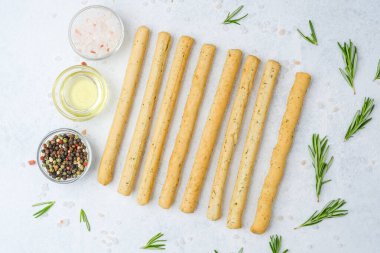 Beyaz arka planda bitki ve baharatlı ekmek çubukları