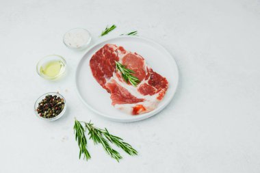 Biberiye ve biberli pişmemiş domuz bifteği.