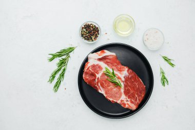 Biberiyeli domuz bifteği, siyah tabakta baharatlı.