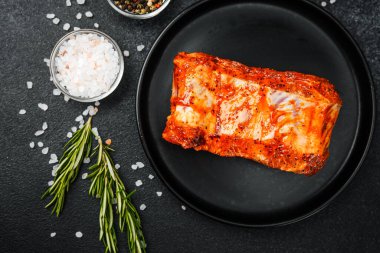 Biberiye ve tuzlu siyah tabakta baharatlı domuz kaburgası.