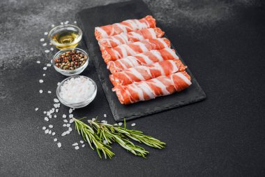 Jambona sarılmış sosis siyah tahta ve baharatlı.