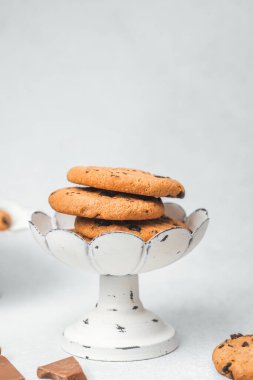 Çerezler, çikolata parçalarıyla birlikte büyüleyici bir stantta düzenlenir..