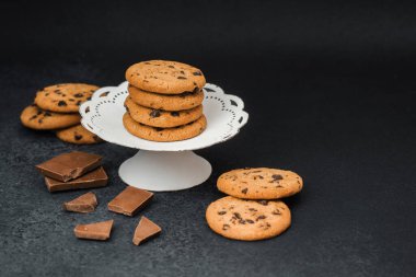 Çikolata parçacıklı kurabiyeler bir büfede sergileniyor..