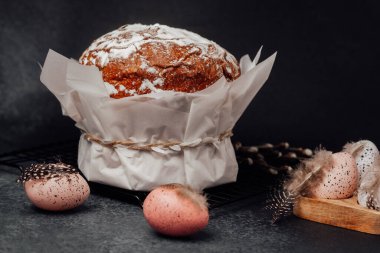 Pudra şekeri ve pastel yumurtalı Paskalya pastası. Tatil fırını ve dekor konsepti.