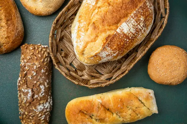 Taze pişmiş çeşitli ekmekler ustalıkla dokunmuş bir sepete konur..