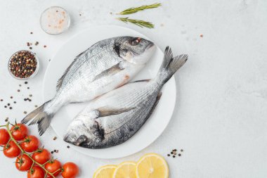 Domatesli çiğ dorado balığı, limon ve baharat.