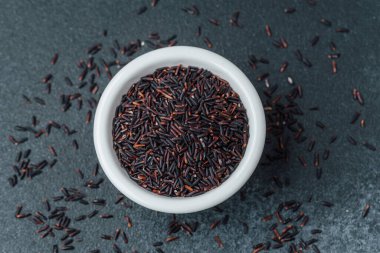 Siyah pirinç beyaz kasede koyu arka planda gevşek taneli