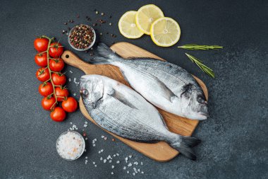 Çiğ dorado balığı, domates, limon ve baharat.