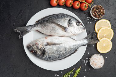 Limonlu domates ve baharatlı taze çiğ dorado balığı.