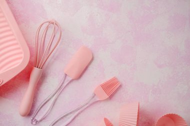 Pembe arka planda pembe silikon pişirme aletleri