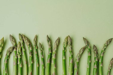 Metin için alanı olan yeşil arkaplan üst görünümünde taze kuşkonmaz