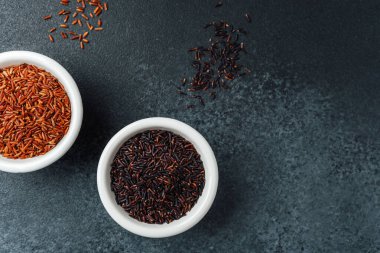 Koyu desenli kaplarda kırmızı ve siyah pirinç. Yakın plan.