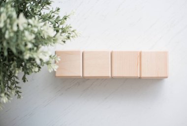 Ahşap bloklar dekoratif yeşillikle modelleniyor.