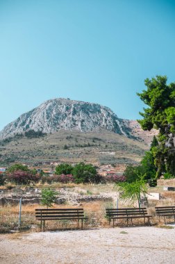 Yunanistan 'daki antik harabelerin üzerindeki Akrokorinth tepesiyle dağlık bir manzara