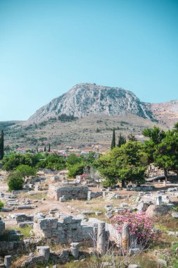 Yunanistan 'daki antik Corinth kalıntılarının arkasındaki dağ manzarası