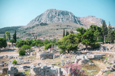 Yunanistan 'daki antik Corinth kalıntılarının arkasındaki dağ manzarası