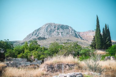 Antik Korint 'in dağ ve arkeolojik kalıntıları yeşillik içeriyor.