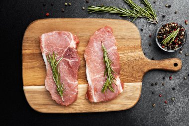 Tahtada taze biberiyeli leziz domuz pirzolası ızgaraya hazır..