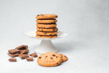 Taze pişmiş çikolatalı kurabiyeler, çikolatalı süsleme tezgahında düzenlenir..