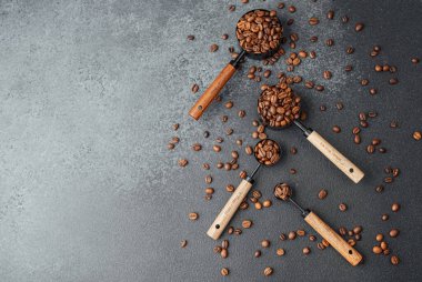 Kahve çekirdeği dolu üç kaşık düz yatıyordu.