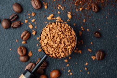 Kahve çekirdeği ve kepçeli kahve taneleri.