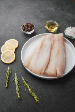 Baharatlı, limonlu ve biberiyeli ham pollock fileto.