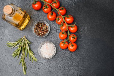 Biberiye, biberiye, biber ve domatesli çiğ biftek.