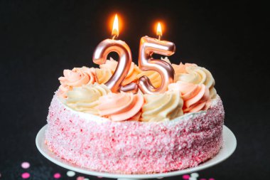 25 numaralı mumlu lezzetli pembe pasta doğum günü kutlaması için hazır..