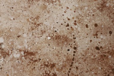 Toprak tonlarının, renkli sıçramaların ve desenlerin karışımından oluşan bir yüzey..