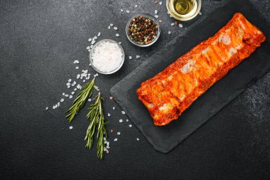 Biberiye ve baharatla marine edilmiş domuz pirzolası.