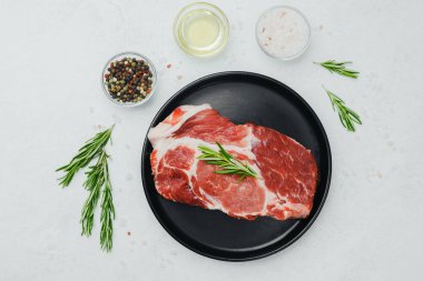 Biberiyeli domuz bifteği, siyah tabakta baharatlı.