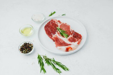 Biberiye ve biberli pişmemiş domuz bifteği.