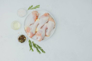 Tavuk budu ve biberli beyaz tabak.