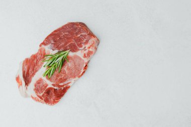 Beyaz arka planda biberiyeli çiğ domuz boyunlu biftek.