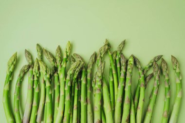Yeşil kuşkonmaz mızrakları yeşil arka planda hizalanmıştı.