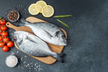 Domatesli Dorado balığı, limon ve baharat.