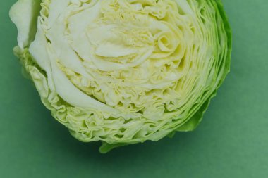 Ayrıntılı yaprak yapısını gösteren yarım yamalak lahana.