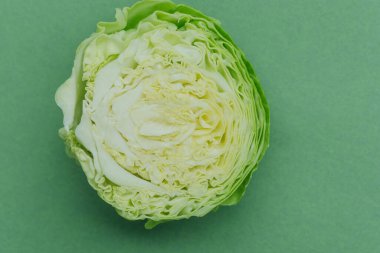 Ayrıntılı yaprak yapısını gösteren yarım yamalak lahana.