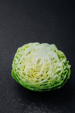 Siyah yüzeyde yarım lahana deseni var.