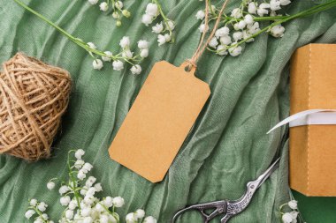 Çiçekli kraft etiketi ve hediye paketi aksesuarlarının üst görünümü