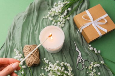 Çiçekli el feneri ve yeşil arka planda hediye.