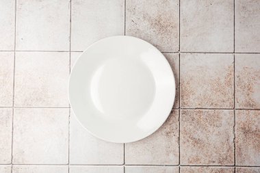 Kırsal fayans arkaplan görünümünde boş beyaz seramik plaka