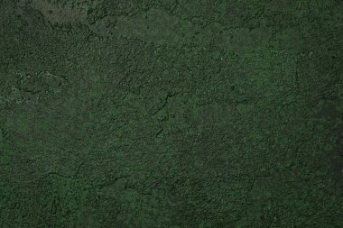 Eskimiş kaba alçı ve grunge desenli koyu yeşil desenli duvar.