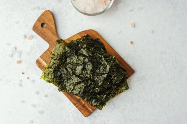 Tahta tahtada tuzlu gevrek yosun atıştırmalığı.