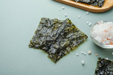 Yeşil arka planda tuzlu gevrek yosun atıştırmalığı